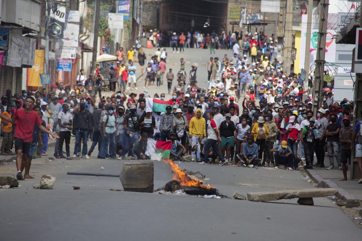Madagascar : Un contexte électoral sous tension avec l’instauration d’un couvre-feu à Antananarivo