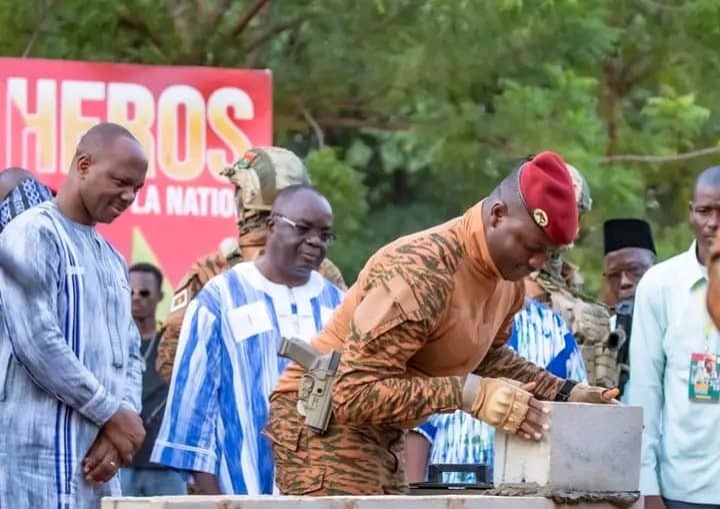 Burkina Faso : Le Capitaine Ibrahim Traoré inaugure une raffinerie d’or nationale pour renforcer l’indépendance économique de Ouagadougou 