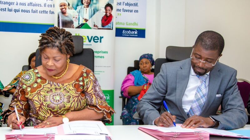 Togo : Ecobank octroie 2 milliards FCFA aux revendeuses de tissus Wax hollandais