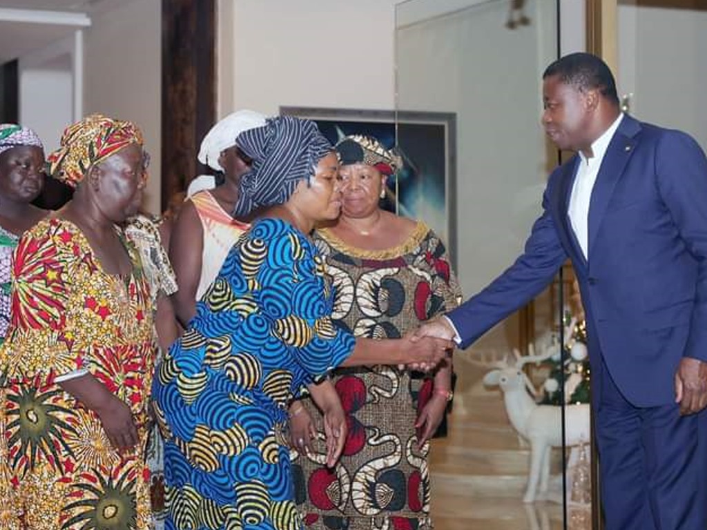Togo : Le Président Faure Gnassingbé à l’écoute des femmes commerçantes du marché d’Agoè-Assiyéyé après l’incendie