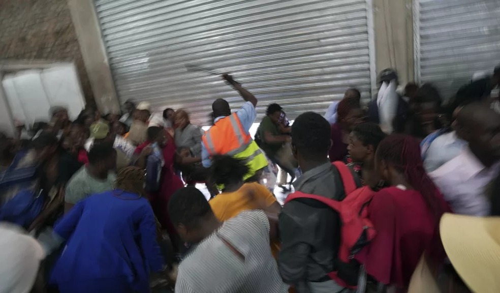 Zimbabwe : Bousculade chaotique lors d’un salon de l’emploi, symptôme d’une crise d’emploi croissante