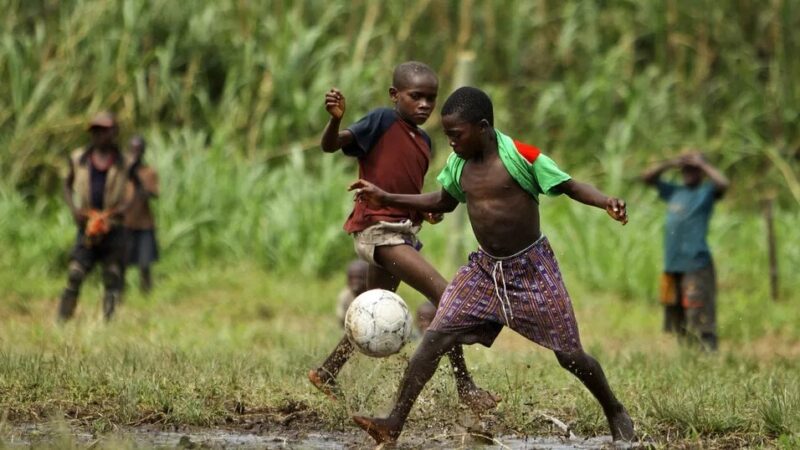 CÔTE D’IVOIRE : La CAF inaugure le projet « Kick & Learn » pour prioriser l’éducation des futures stars du football africain