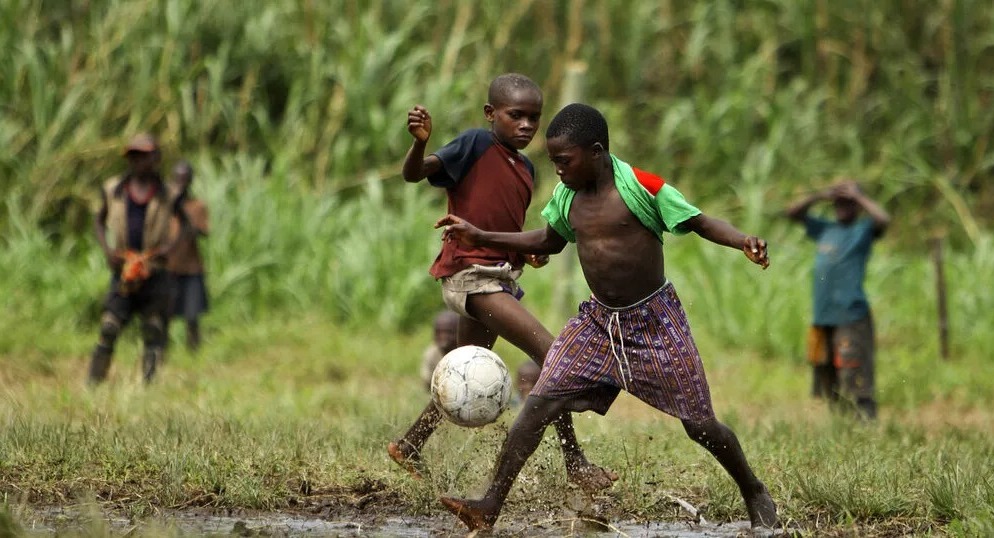 CÔTE D’IVOIRE : La CAF inaugure le projet « Kick & Learn » pour prioriser l’éducation des futures stars du football africain