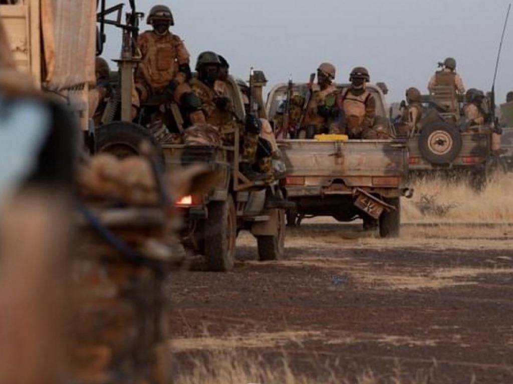 Burkina Faso : Les Hommes du Capitaine Ibrahim Traoré annéantissent des pick-up terroristes chargés de carburant et de munitions en provenance du Mali