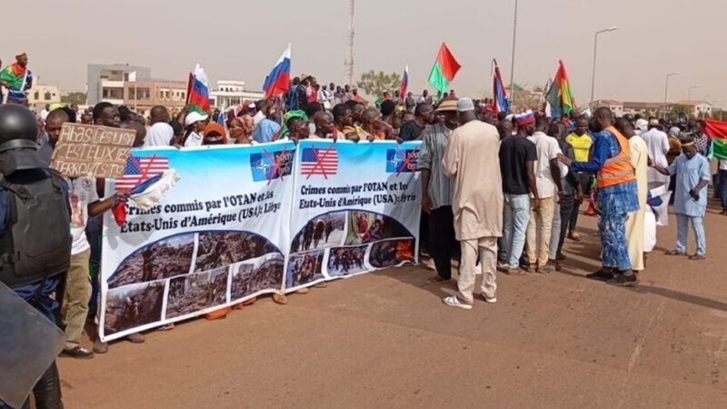 Burkina Faso : Un sursaut patriotique devant l’ambassade américaine contre l’ingérence des USA suite aux allégations fallacieuses de HRW 