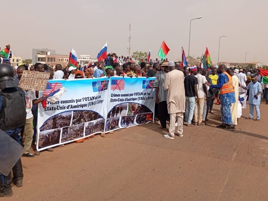Burkina Faso : Un sursaut patriotique devant l’ambassade américaine contre l’ingérence des USA suite aux allégations fallacieuses de HRW 