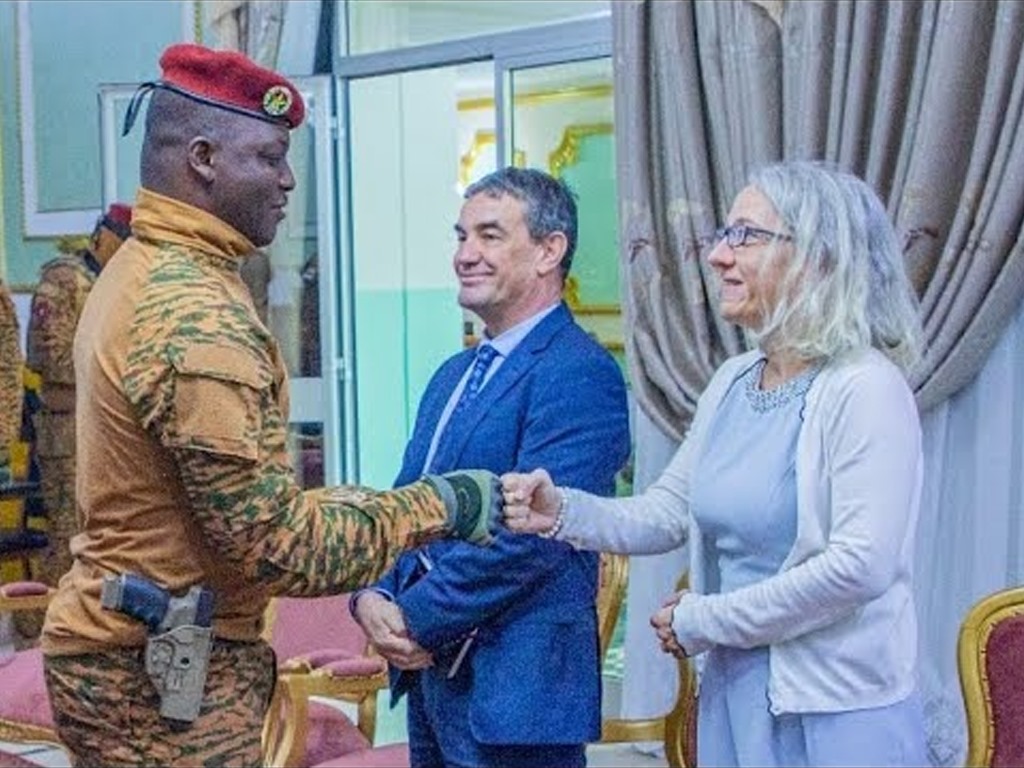 Burkina Faso / Coopération : Le Président Ibrahim Traoré reçoit l’Ambassadeur de Suisse pour des Adieux et des Perspectives L’Ambassadeur de suisse fait ses adieux au Président Ibrahim Traoré 