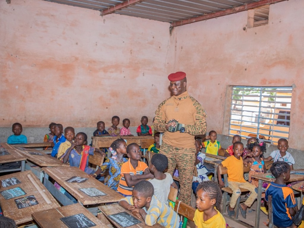 Burkina Faso : Une promesse tenue pour le bien-être des élèves et des enseignants de Péni